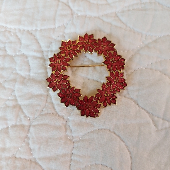 VTG Enamel Xmas Brooch Pin Wreath Poinsettia Flowers Red/Gold Tone By Fish Ltd. - Picture 6 of 10